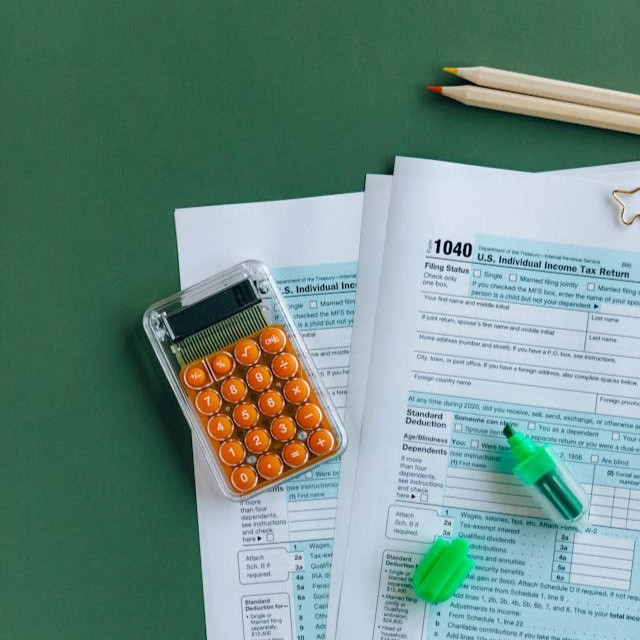 calculadora y papeles